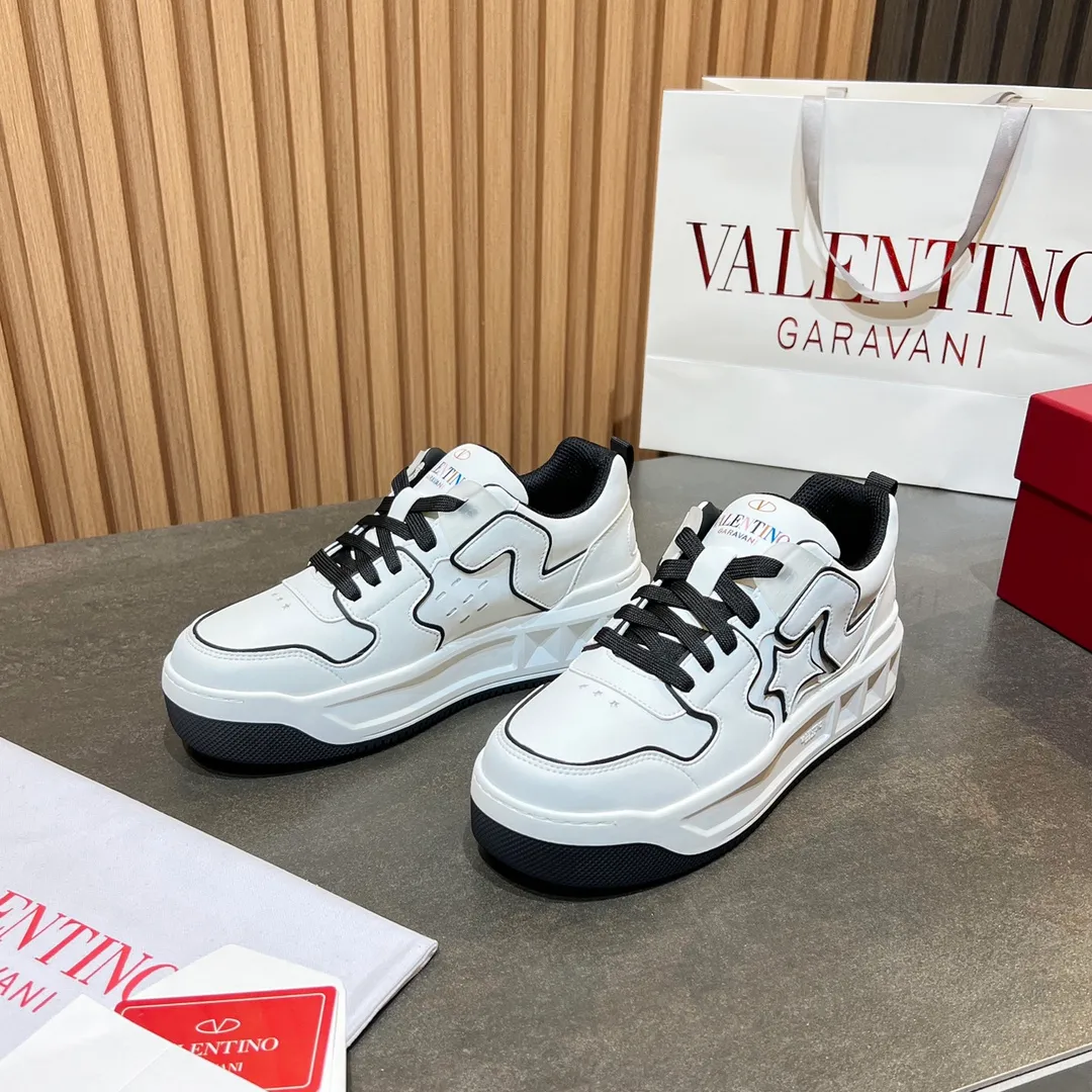 👟👟Ex-factory price 660👟👟 𝑽𝒂𝒍𝒆𝒏𝒕𝒊𝒏𝒐Valentino 𝑶𝒏𝒆𝑺𝒕𝒖𝒅 Couple casual sports shoes series Valentino 2024 new couple sports shoes are on sale. The original ZP was purchased and dismantled. Repeated pattern making and modification. I tried my best to restore it one to one! Top luxury masterpiece Signature five-pointed star design Soft and comfortable genuine leather with contrasting colors brings excellent and elegant texture and excellent on-foot comfort Top purchasing version upper: imported calfskin surface/original oil edge craftsmanship Outsole: original development 𝐓𝐏𝐔 two-color combination outsole Packaging: original configuration complete package Code number: 34-𝟒𝟓
